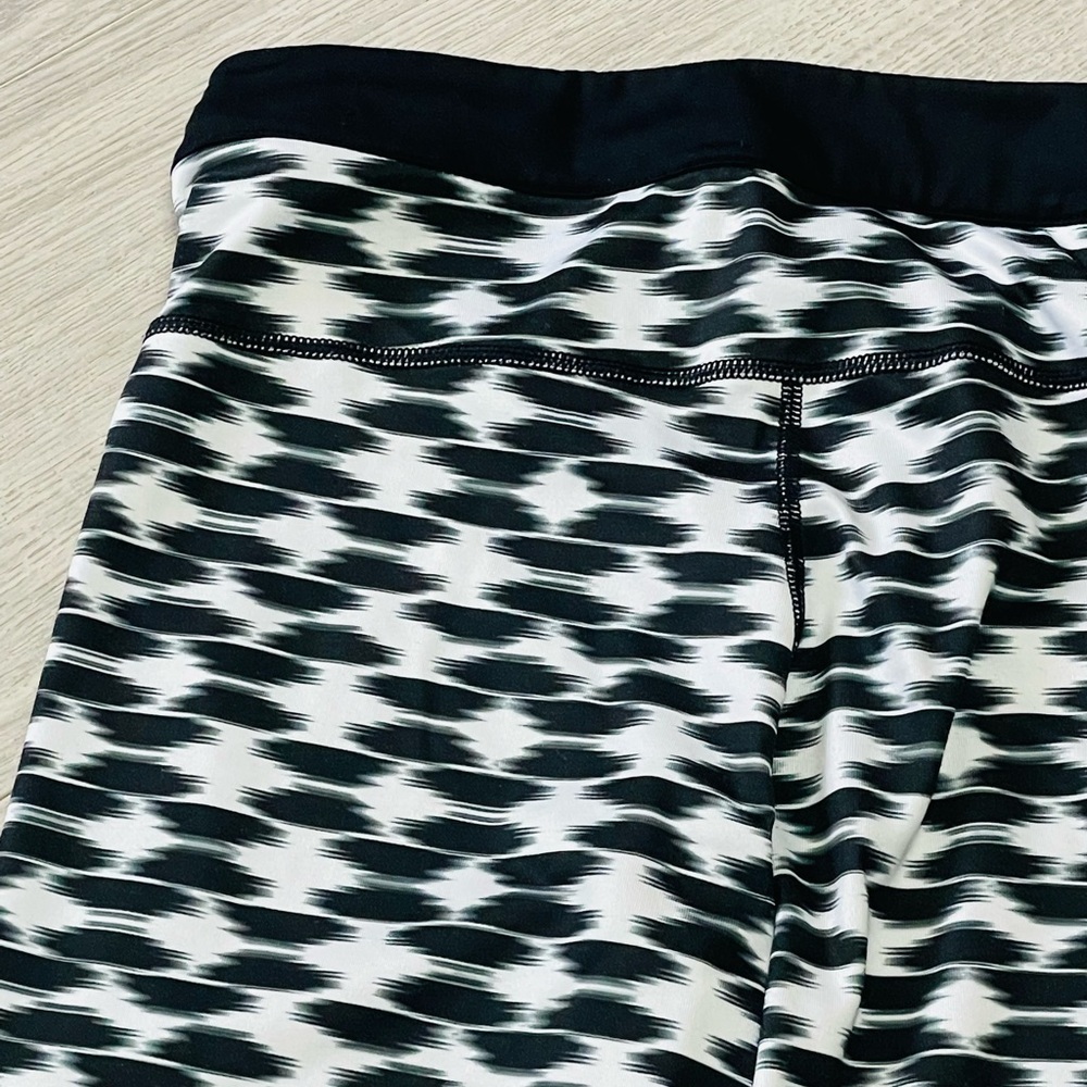 Nike Dri Fit Black and White Patterned Leggings - Picture 8 of 8
